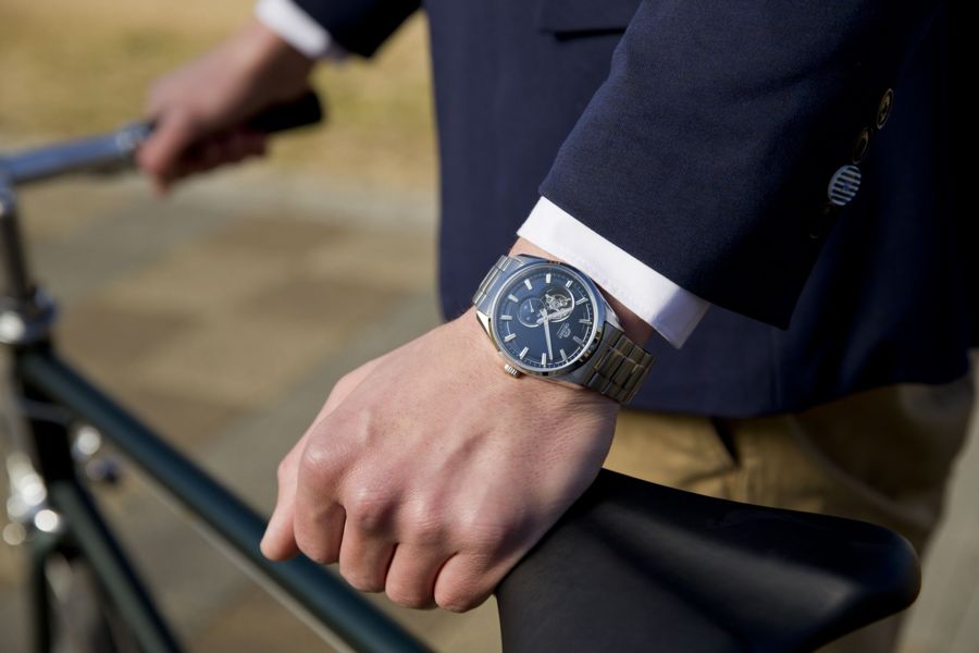 Stylowy zegarek marki Orient ze szkiełkiem szafirowym