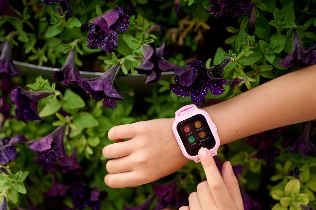 Różowy wielofunkcyjny zegarek smartwatch dla dziewczynki